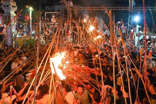 Độc đáo nghi lễ người dân mang sào đi xin lửa thiêng lúc nửa đêm ở làng Văn Nội