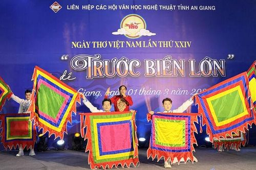 An Giang tổ chức ngày thơ Việt Nam lần thứ XXIV với chủ đề 'Trước biển lớn'