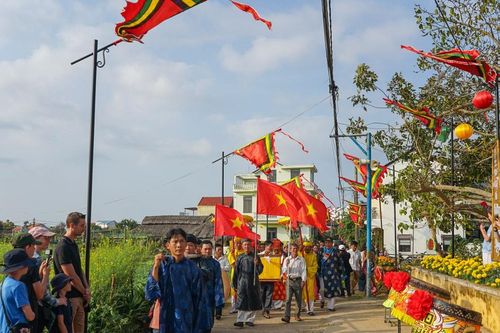 Du lịch phát triển trên nền giá trị bản sắc
