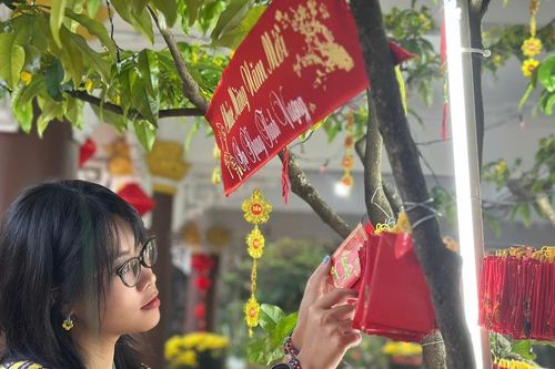 Nén hương đầu xuân