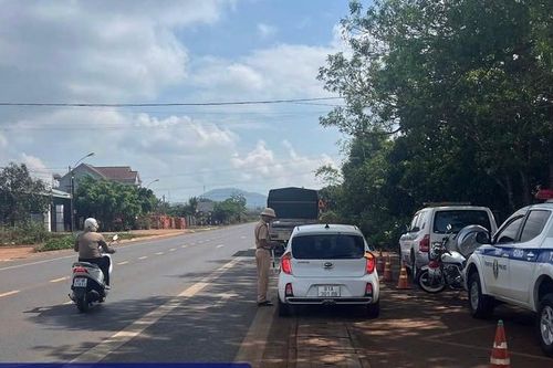 Gia Lai: Cảnh sát giao thông mở đường đưa người bị tai nạn đi cấp cứu kịp thời
