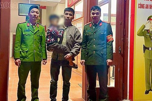 Công an phường Sa Pa kịp thời hỗ trợ tìm kiếm, bàn giao cháu bé 4 tuổi đi lạc cho gia đình