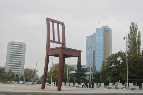 Tản mạn về tượng đài Broken Chair