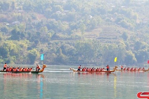 Sôi động phần thi đua thuyền trên lòng hồ thủy điện Sơn La