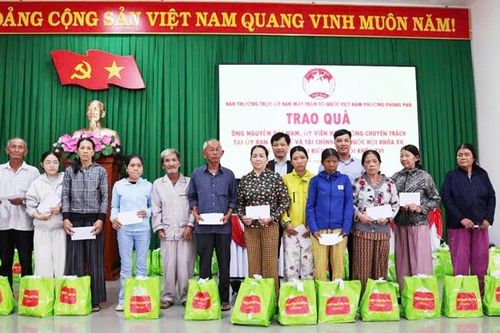 Trao 100 suất quà hỗ trợ hộ nghèo phường Phong Phú