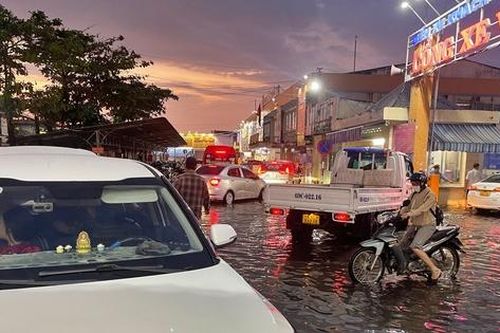 Bến xe khách Cà Mau ngập trong biển nước sau mưa lớn