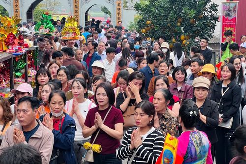 Biển người đổ về Đền Bà Chúa Kho 'vay vốn' đầu năm