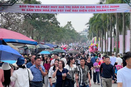 Hàng vạn du khách về Bắc Ninh trong ngày Hội Lim nhận danh hiệu Di sản văn hóa phi vật thể quốc gia