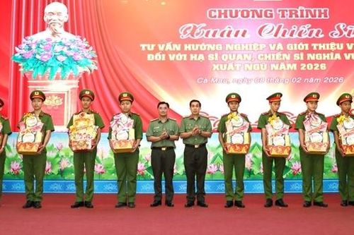 Công an Cà Mau bồi dưỡng cho chiến sĩ nghĩa vụ trước khi xuất ngũ