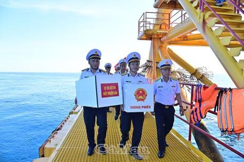 Thùng phiếu vượt sóng đến với cử tri nơi tiền tiêu