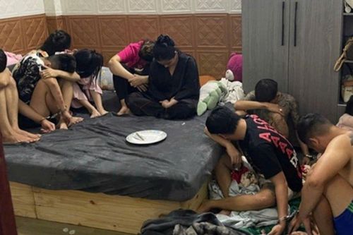 Phát hiện 5 nam, 5 nữ làm 'điều mờ ám' trong căn nhà số 104