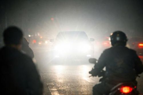 Cảnh báo mối nguy hiểm từ đèn pha xe máy, ôtô