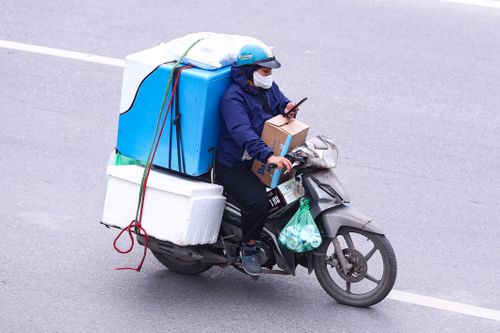 Phớt lờ nguy hiểm, nhiều người vẫn mải mê gọi điện, nghe nhạc khi lái xe