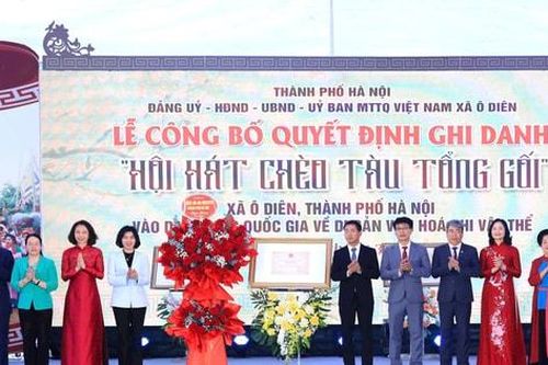 Đồng chí Phùng Thị Hồng Hà dự lễ công bố quyết định ghi danh 'Hội hát Chèo Tàu Tổng Gối'