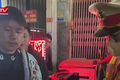 Chặn xe Airblade không biển số lúc nửa đêm, CSGT phát hiện điều bất thường của thanh niên