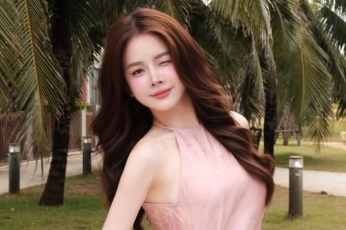 DJ Mie mặc áo yếm lạ