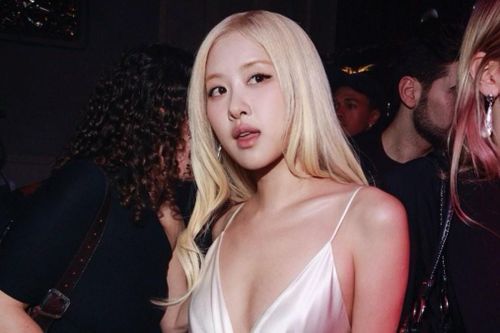 Rosé mặc váy ngủ ở khắp nơi