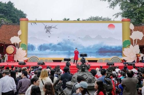 Thơ ca cùng đất nước vươn ra biển lớn