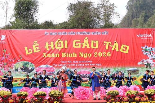 Đầu xuân trẩy hội Gầu tào với đồng bào dân tộc Mông ở Lai Châu