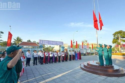 Vĩnh Long đồng loạt chào cờ và hát Quốc ca vào sáng thứ Hai tuần đầu hằng tháng