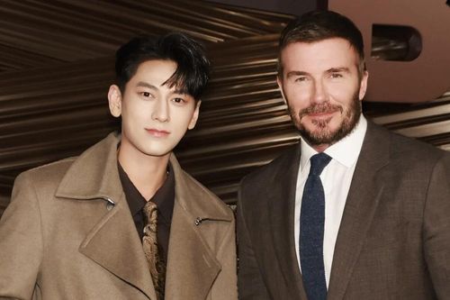 Vừa 'gây sốt' khi xuất hiện cùng David Beckham, Isaac như 'tổng tài xé sách bước ra' giữa lòng kinh đô thời trang Ý