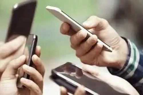 Điện thoại di động bước vào kỷ nguyên 'giá trên trời'