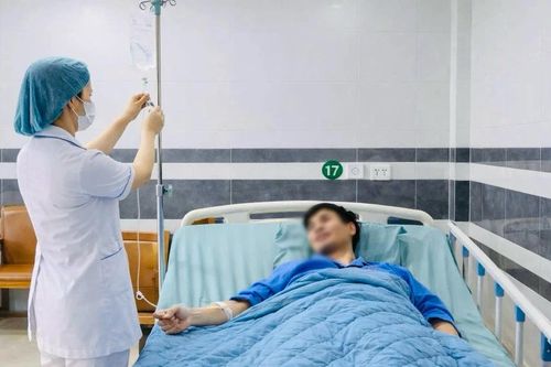 Thanh niên 34 tuổi chưa từng điều trị bệnh bị thủng dạ dày