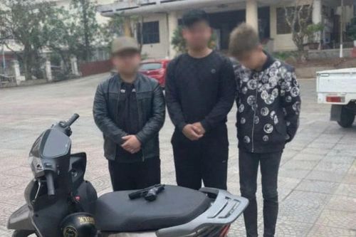 Ba nam sinh lớp 11 dùng súng bắn đạn nhựa vào người đi đường