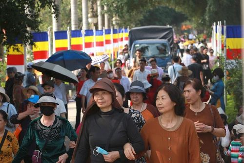 Hàng vạn người đổ về chùa Khai Nguyên, chùa Hương ngày cuối tuần