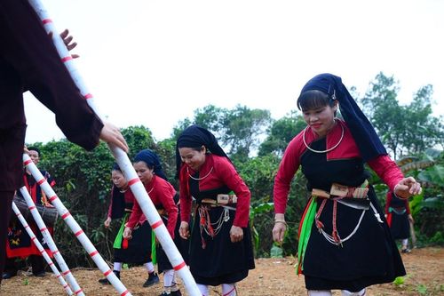 Trang nghiêm lễ xuống đồng, rộn ràng hội xuân Cao Lan