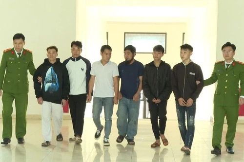 Tung tin thất thiệt 'bị công an đánh' để gọi người đến trụ sở quay video, hò hét