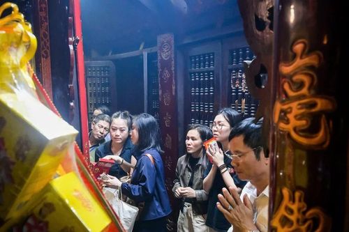 Dòng người đổ về đền Trần trước giờ khai ấn
