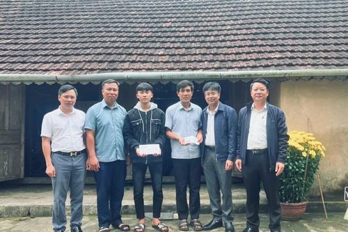 Hai cha con cứu người trong vụ lật đò mùng 3 Tết trên sông Gianh được hỗ trợ hơn 500 triệu đồng sửa nhà