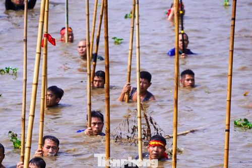Hàng nghìn người vây kín bờ sông Tích xem trai làng 'dàn trận' bắt cá
