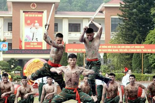 Chiến binh Đặc công phô diễn sức mạnh trong ngày ra quân huấn luyện