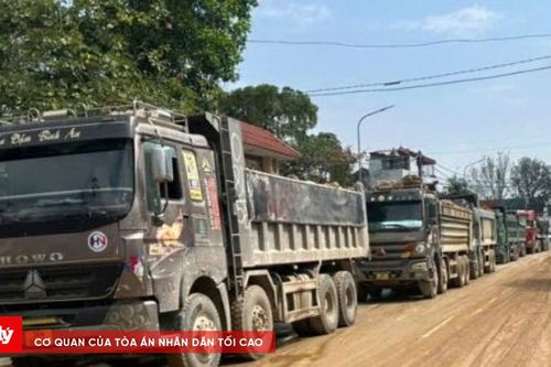 Phạt 12 triệu và yêu cầu các tài xế dọn sạch bùn đất rơi trên đường