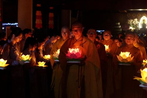 Hàng trăm người dân thả hoa đăng trên sông Sài Gòn nguyện cầu quốc thái dân an