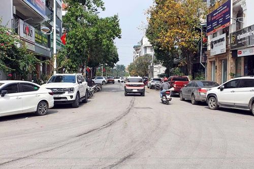 La liệt ô tô đỗ lấn chiếm lòng đường ở KĐT Văn Khê, chủ tịch phường nói gì?
