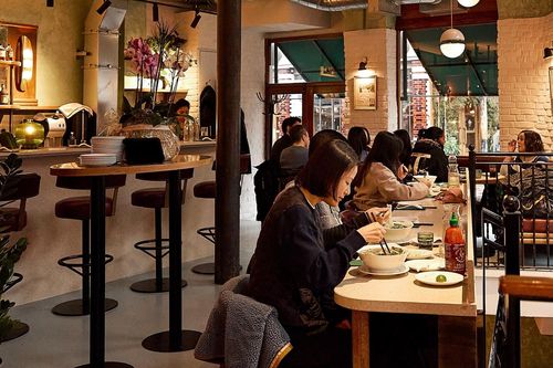 Quán Việt ở Anh bán phở bò 550.000 đồng/bát, đông khách suốt 24 năm