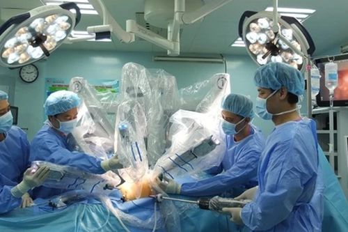 Lần đầu tại Việt Nam, bác sĩ dùng robot phẫu thuật thành công bệnh phổi hiếm gặp