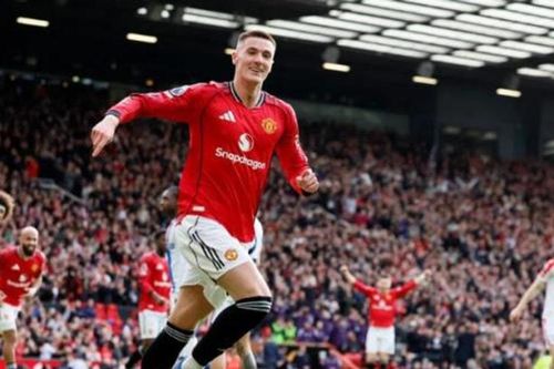 Man Utd ngược dòng hạ Crystal Palace 2-1: Carrick đưa Quỷ đỏ chiếm vị trí thứ 3