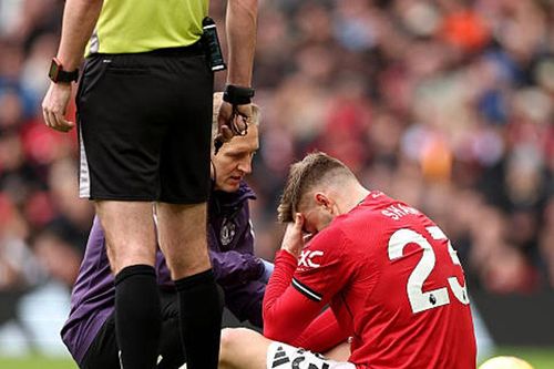 Luke Shaw chấn thương sau lời khen của Carrick: Dấu chấm hết cho chuỗi 28 trận đá chính