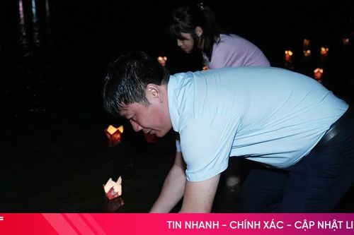 Thả hoa đăng trên sông Ngàn Phố tri ân Hải Thượng Lãn Ông Lê Hữu Trác