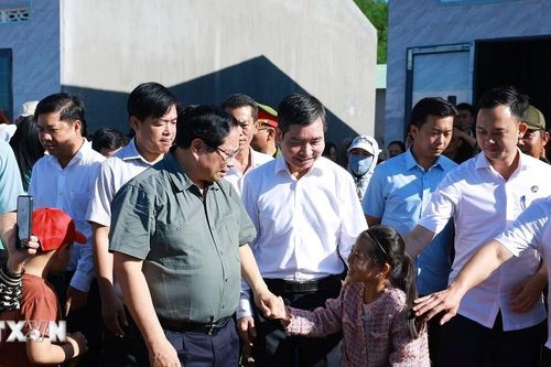 Thủ tướng thăm nhân dân khu tái định cư xã Tuy An Tây