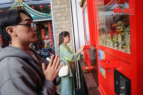 TP Hồ Chí Minh: Giới trẻ xếp hàng xin xăm bằng máy tự động tại chùa Vạn Phật