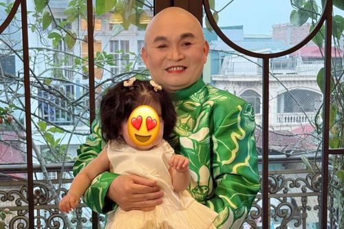 Khoảnh khắc ấm áp giữa nghệ sĩ Xuân Hinh và thành viên mới của gia đình
