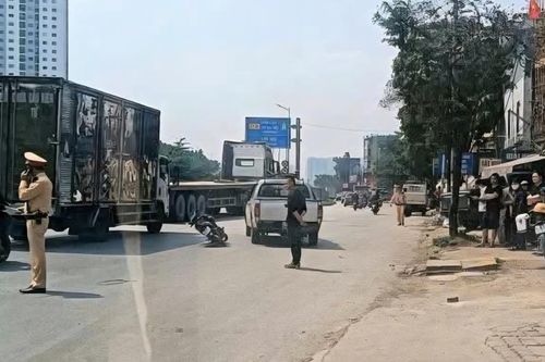 Dựng lại hiện trường vụ ô tô bán tải tạt đầu xe máy khiến 3 người suýt lao vào xe container