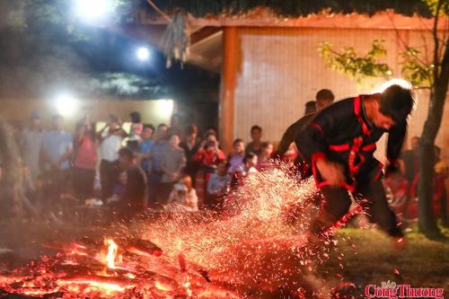 Bí ẩn lễ hội nhảy lửa của người Pà Thẻn