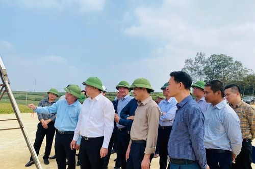 Phó Chủ tịch Thường trực UBND tỉnh Mai Xuân Liêm kiểm tra tiến độ thi công Dự án Khẩn cấp khắc phục hậu quả thiên tại công trình cầu Mọ