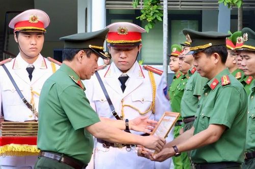 Bộ Công an tặng bằng khen cho 4 tập thể, 8 cá nhân trong thực hiện 'Chiến dịch Quang Trung'